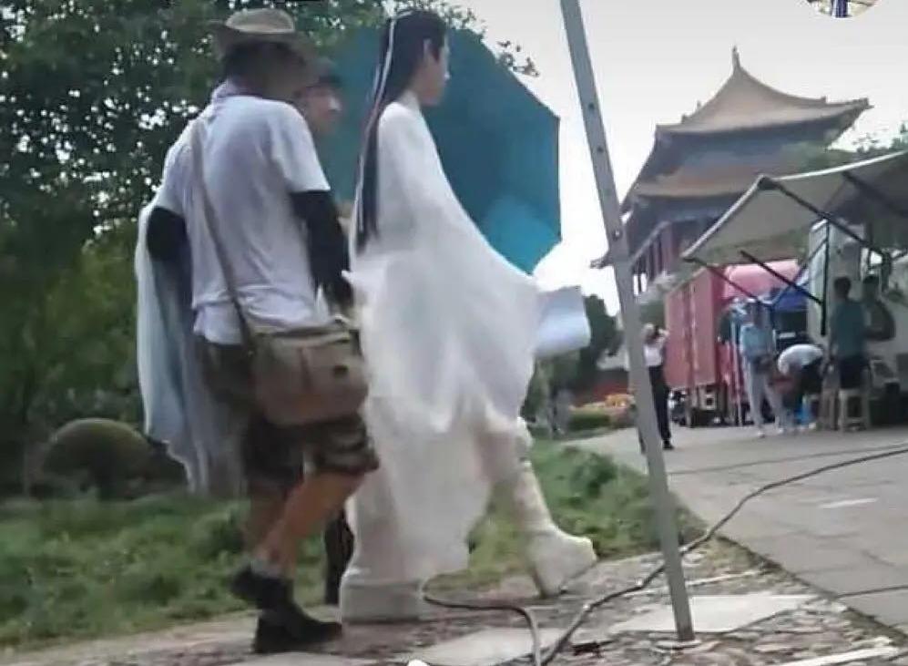 舞台事故引发关注，女演员遭遇踩踏事件成公众热议话题