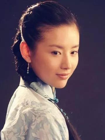 审美多元下的新解读，朝天鼻女明星的时尚风采