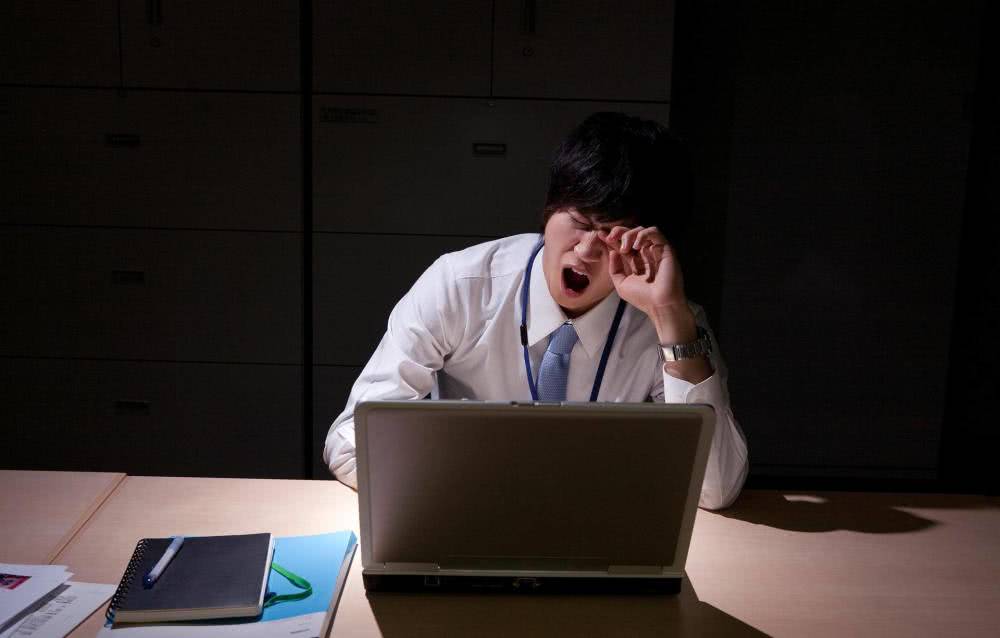 夜班演员的生活，幕后英雄的故事