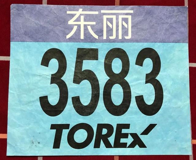 赛场标识背后的故事，比赛号码布的独特意义