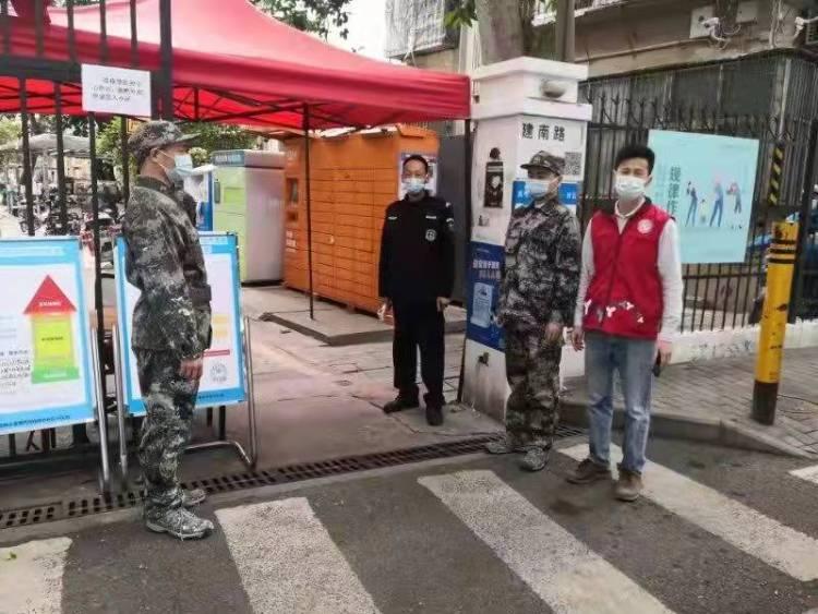 南山兵哥哥风采照，时代之光展现风采