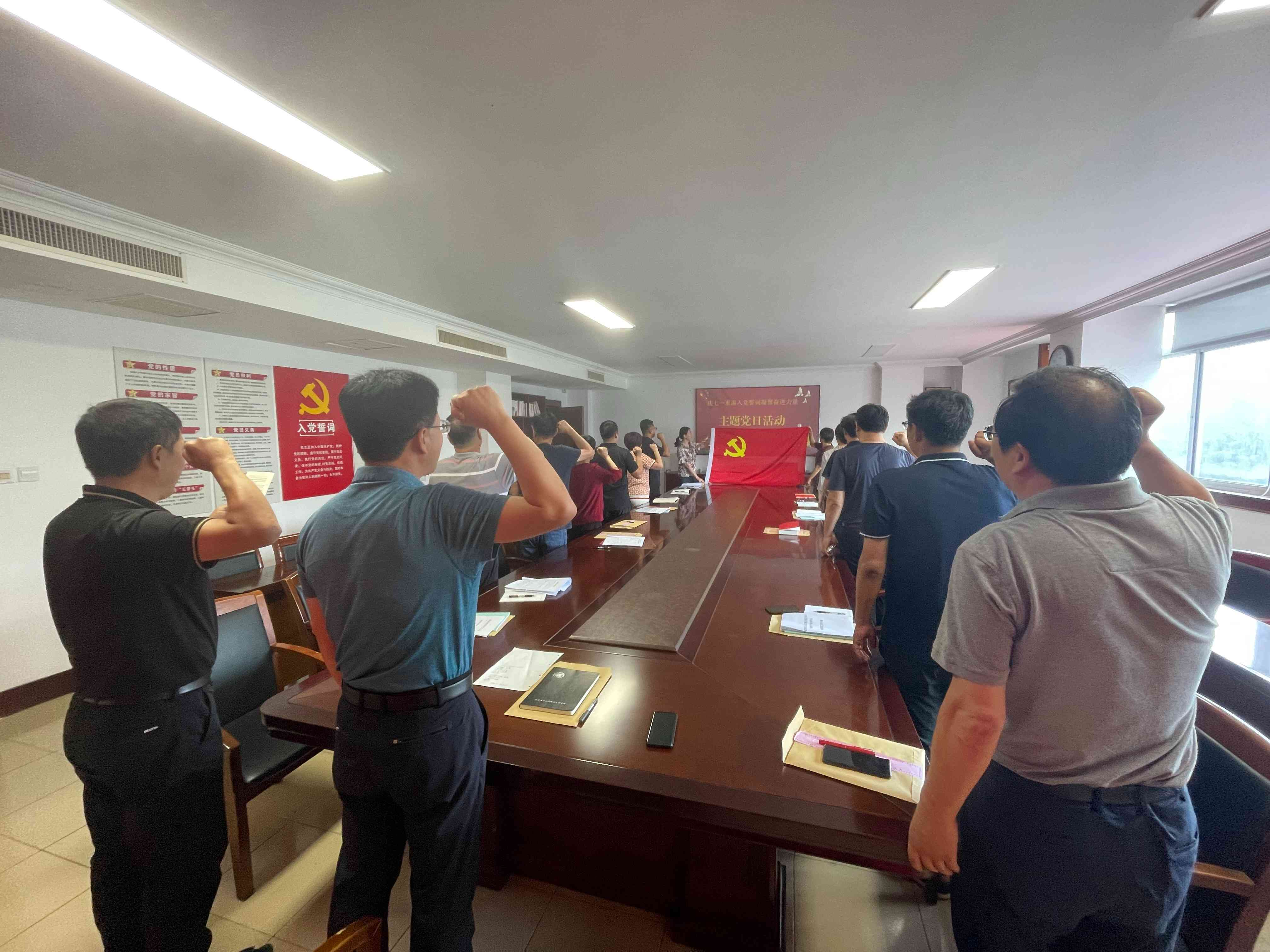 “新版入党誓词发布”,新版入党誓词发布，小城的温馨故事