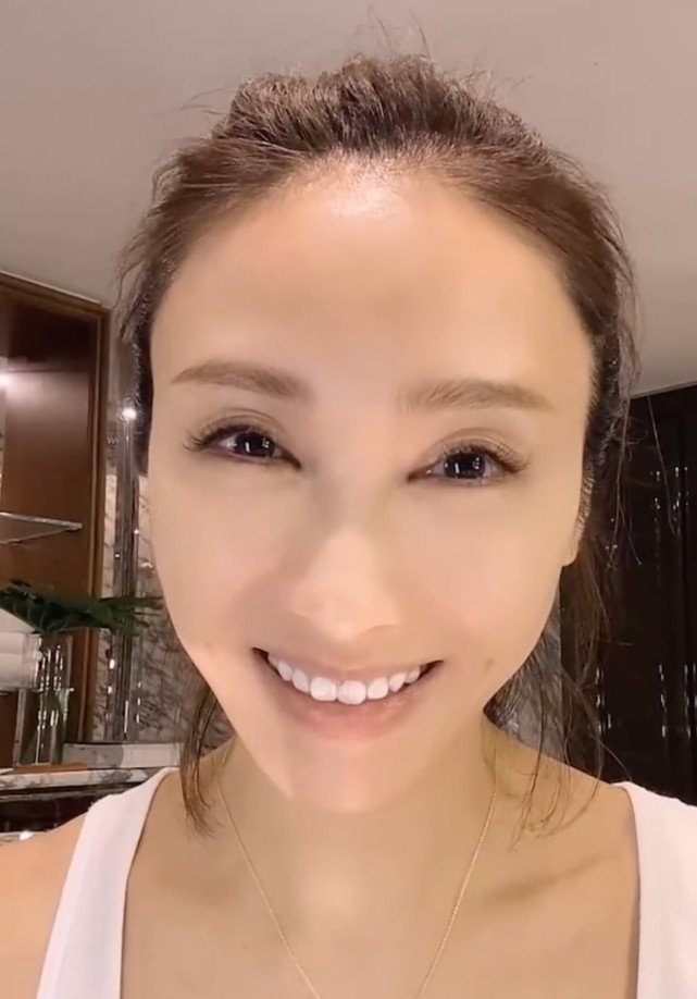 黎姿最新美照揭秘，小巷深处的秘密花园