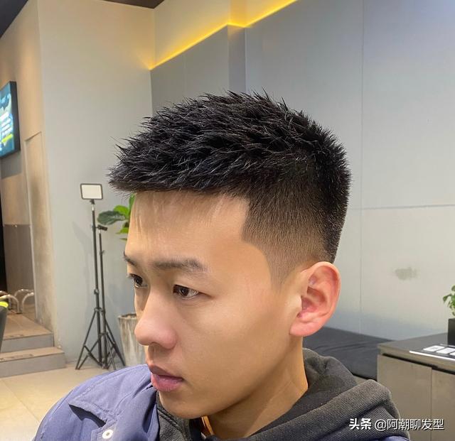 最新男发型背后的友情与温馨故事，时尚潮流中的情感纽带