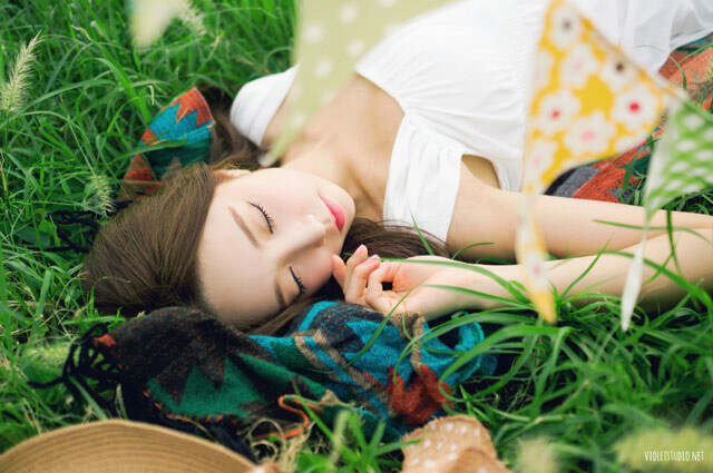 韩国美女青草风，春日温馨日常的美丽瞬间