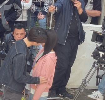 鹿晗关晓彤甜蜜吻照曝光，爱情的美好瞬间