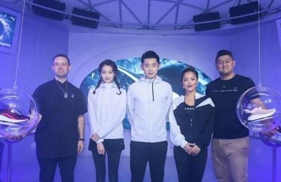 鹿晗关晓彤甜蜜吻照曝光，爱情的美好瞬间