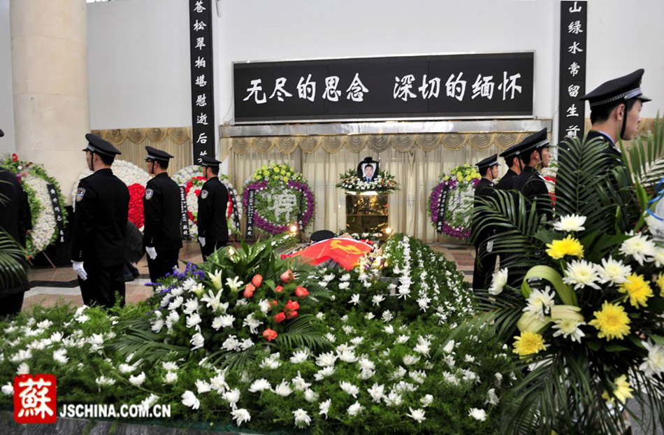 小巷特色小店举办独特告别仪式，最新追悼会深情缅怀逝者