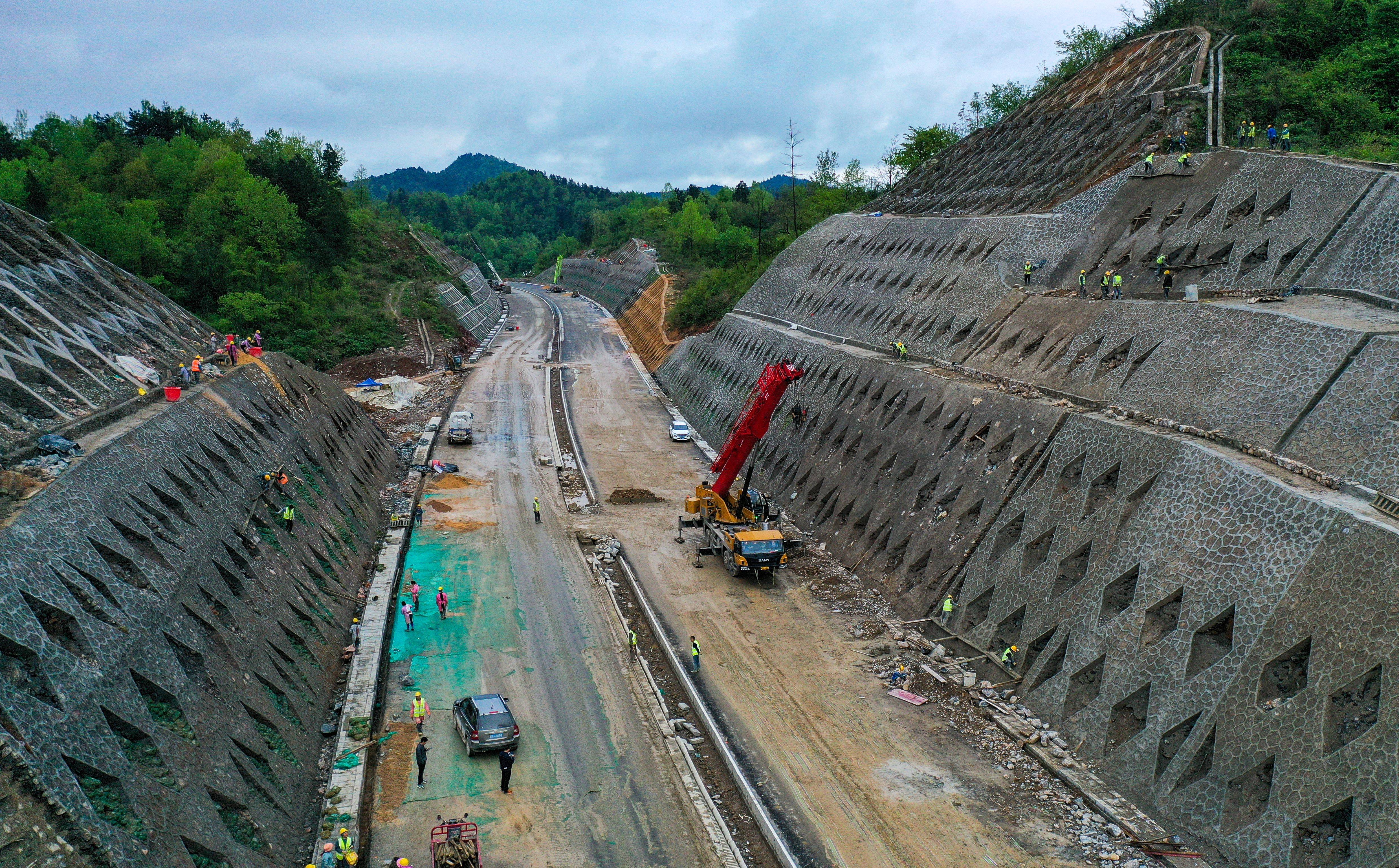 最新百里杜鹃公路建设，驶向自然美景的旅程开启