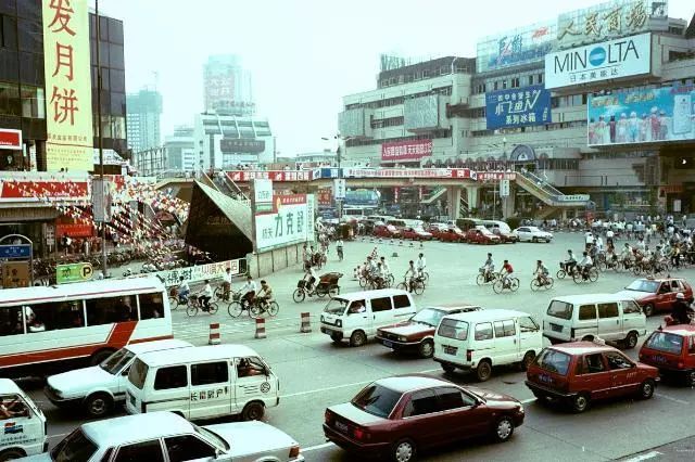 成都最新街景，城市变迁与自信成长同步展现