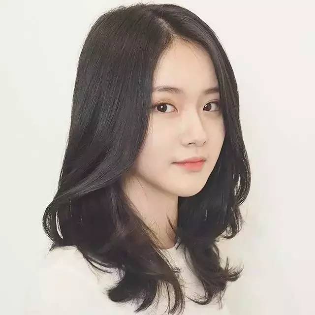 『探索自然之美，最新女卷发发型，开启内心宁静之旅』