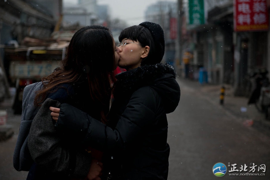 女同性恋接吻视频，最新动态与接吻步骤指南